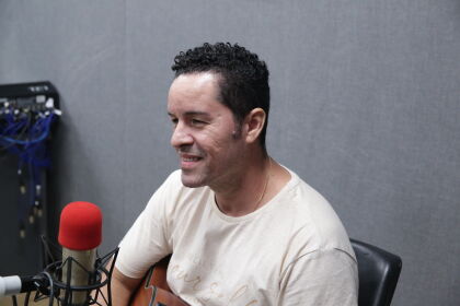 Rádio Assembleia recebe o cantor Diogo Cortez no programa Sons de Mato Grosso