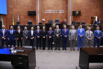 Eduardo Botelho (ao centro), presidente eleito para comandar a Mesa Diretora da ALMT neste biênio, disse ser contra qualquer ato antidemocrático