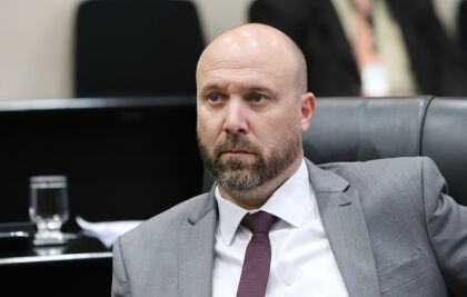 Beto Dois a Um foi escalado por conta de ter atuado como secretário de Cultura do Estado no governo Mauro Mendes