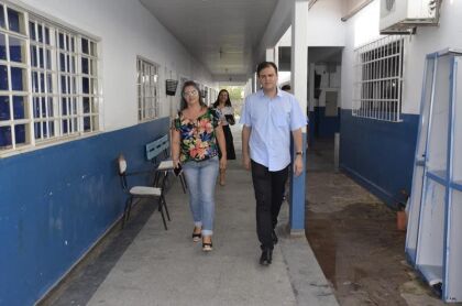 Thiago Silva durante a visita em uma unidade escolar