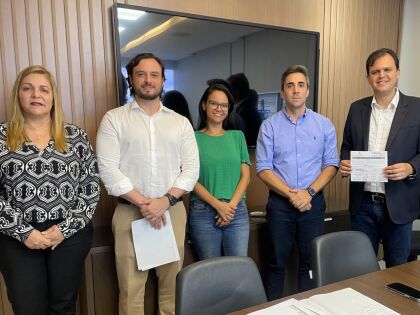 Deputado com o secretário e a equipe da Seduc