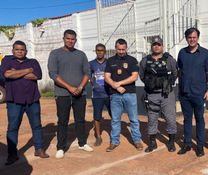 Deputado Thiago em frente a antiga cadeia pública de Vila Bela