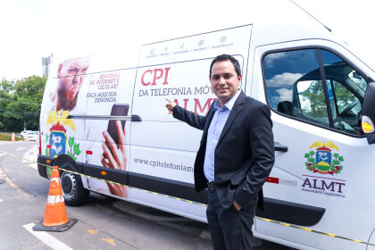 Diego Guimarães apresenta veículo para atendimento da CPI da Telefonia Móvel