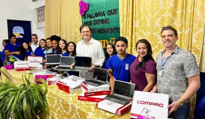 Thiago Silva entrega notebooks para escola do distrito de Aparecida do Leste