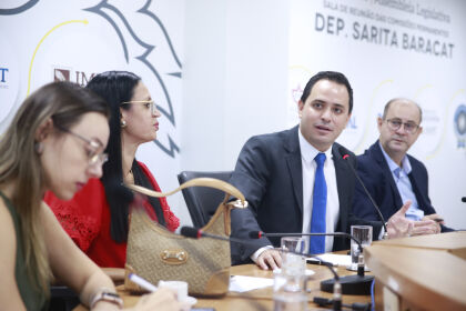 A primeira a falar foi a gerente de relações institucionais da Claro, Luanne Batista