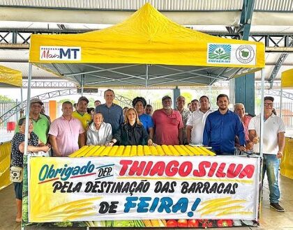 Thiago Silva entrega barracas para feirantes de Rondonópolis