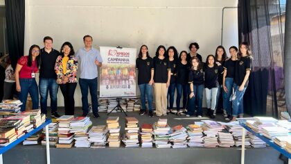 Thiago Silva realiza doação de livros e recebe demandas da Escola Pindorama