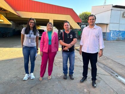 Deputado com os profissionais da unidade escolar