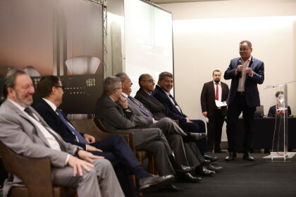 Participaram da cerimônia de abertura do curso, além dos deputados Eduardo Botelho e Júlio Campos, os senadores Jayme Campos e Mauro Carvalho, o presidente do Tribunal de Contas do Estado (TCE), conselheiro Carlos Novelli, e o corregedor do TCE, conselheiro Guilherme Maluf