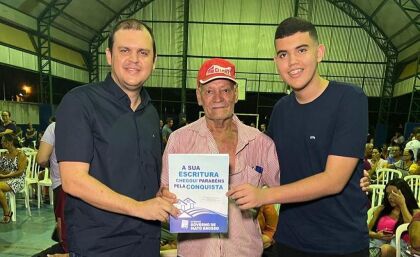 Thiago Silva entrega títulos de imóveis aos moradores do Conjunto São José e João de Barro