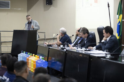 Audiência pública discute projeto que quer proibir empresas de usarem garrafões exclusivos de água