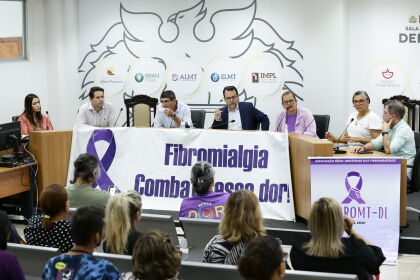 O presidente da Comissão de Saúde, Lúdio Cabral, iniciou a reunião falando sobre algumas das leis existentes no estado que garantem assistência às pessoas com fibromialgia e dores crônicas