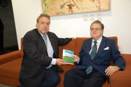 Dep. Romoaldo Junior recebe livro "A Colonização que deu certo" do escritor Olivio Dutra.