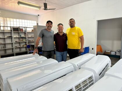 Com apoio de Cláudio Ferreira, aparelhos de ar condicionado são entregues para Escola Daniel Martins Moura
