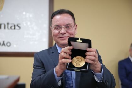 Eduardo Botelho recebe Comenda Joaquim Murtinho durante sessão solene em comemoração aos 70 anos do TCE-MT