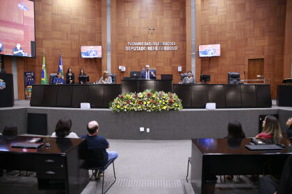 Sessão especial homenageia as 10 escolas municipais de Cuiabá com melhor resultado no Prova Cuiabá