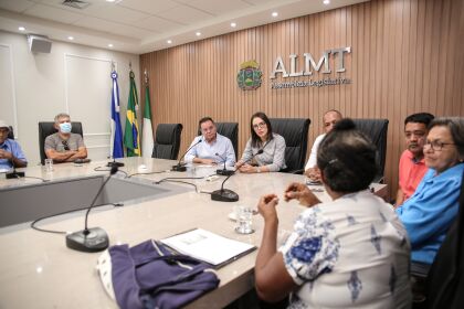 Eduardo Botelho recebe prefeita e representantes de Barra do Bugres para debater regularização territorial