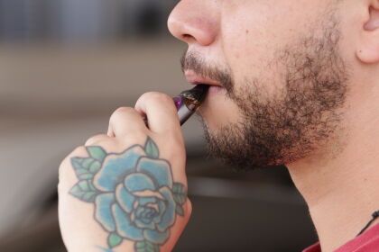Uso de cigarros eletrônicos agora é proibido em ambientes coletivos