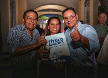 Eduardo Botelho participa de entrega de títulos fundiários no Jardim Florianópolis, Cuiabá
