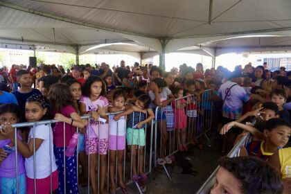 Celebração natalina da Assembleia Social repassa 1600 brinquedos para crianças da periferia de Cuiabá
