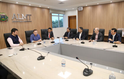 Em visita à ALMT, presidente da Câmara de Comércio Índia-Brasil discute parceria