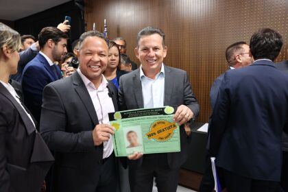 Governador assina decreto e lei de Cláudio Ferreira e CNH Social entra em vigor em MT