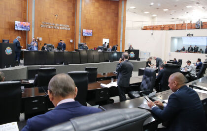 Em sessão, deputados derrubam cinco vetos do governo