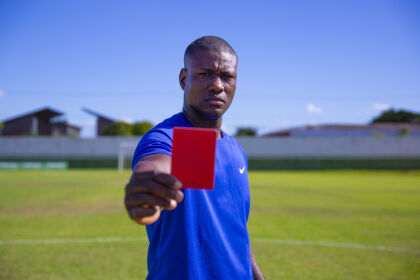 O árbitro Pedro Henrique Pio foi vítima de racismo durante partida de futebol, no estádio Eurico Gaspar Dutra (Dutrinha), em Cuiabá