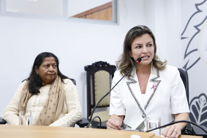 A campanha "Maio furta-cor: saúde mental materna importa" nasceu em 2020, por meio do diálogo de uma médica psiquiatra e de uma psicóloga na cidade de Curitiba (PR)