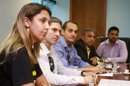Deputados Wilson Santos e Taborelli recebem comissão de concursados do DETRAN.