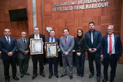 Sebastião Rezende entrega homenagem a Deputados