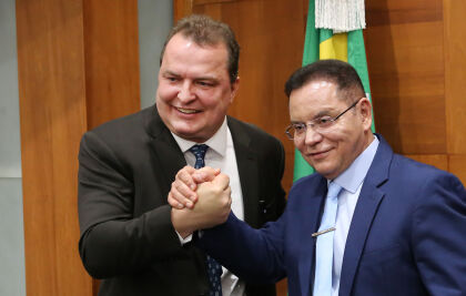 O atual presidente, deputado Eduardo Botelho, parabenizou Max Russi pela eleição