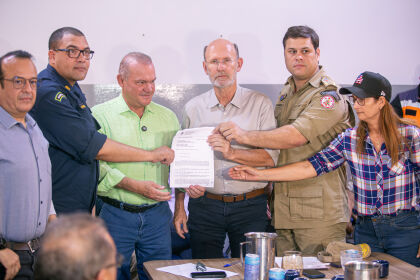 Foi entregue ao comandante da Capitania Fluvial de Mato Grosso, Carlos Corrêa, um ofício para que seja verificada a possibilidade de a Marinha disponibilizar aeronaves e embarcações em apoio à operação