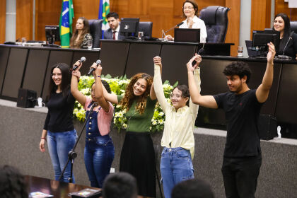 A violência psicológica foi trazida pelos debatedores como um tipo de agressão mais sutil e subjetiva, o que leva a vítima, muitas vezes, a não identificar que está sendo submetida a isso