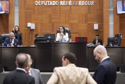 Deputados aprovam projeto do governo que proíbe uso de celular em sala de aula