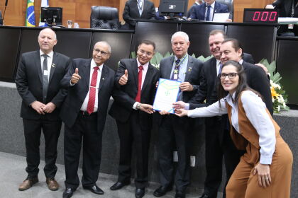 Deputados entregaram a comenda Filinto Muller ao embaixador de Israel, Daniel Zonshine