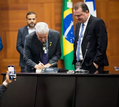 Deputados entregaram a comenda Filinto Muller ao embaixador de Israel, Daniel Zonshine