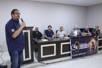 Além da produção de mel, os apicultores podem atuar na produção de própolis e geleia real 