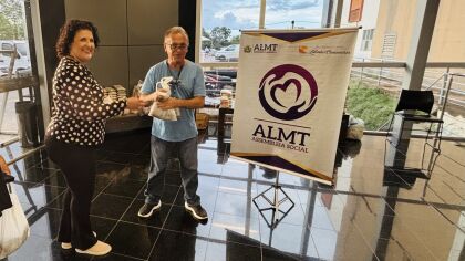 Alimentos são arrecadados como entrada solidária ao Teatro Zulmira Canavarros