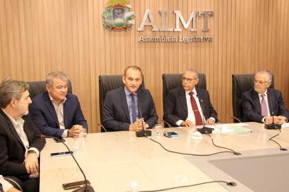 O presidente do Grupo Zahran, Caio Turqueto, os deputados Júlio Campos e Wilson Santos e os diretores das televisões Centro América e Morena participaram da cerimônia de homenagem
