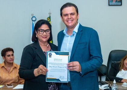Thiago Silva recebe a homenagem pela vereadora Bete Araújo