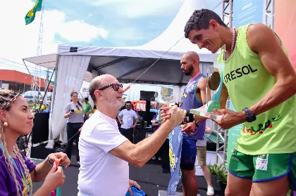 Deputado Carlos Avallone cumprimenta ganhadores da 40ª Corrida de Reis