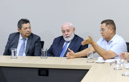 O corregedor-geral de Justiça, José Luiz Lindote, o presidente do TJMT, José Zuquim, e o deputado e presidente da ALMT, Eduardo Botelho, renovaram a parceria para regularização fundiária