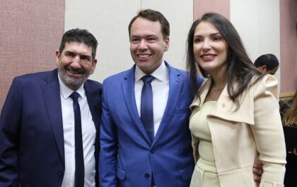 Entre os deputados que prestigiaram a posse do novo procurador-geral estão Thiago Silva (MDB), Faissal (Cidadania), Doutor João (MDB), Paulo Araújo (PP), Juca do Guaraná (MDB) e a deputada Janaina Riva (MDB). 