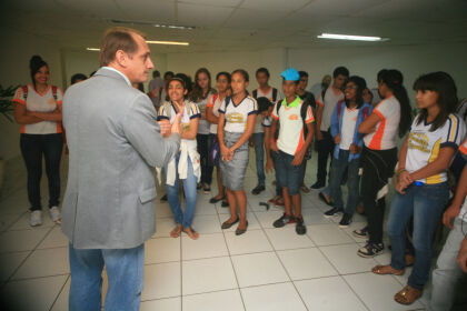 Deputado Wilson santos fala a alunos da escola Benedito de Carvalho.