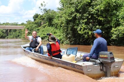 Wilson Santos fiscaliza na baía Sía Mariana no rio Cuiabá