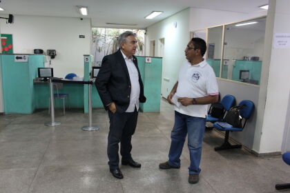 Taborelli durante visita a Farmácia de Alto Custo em Cuiabá.
