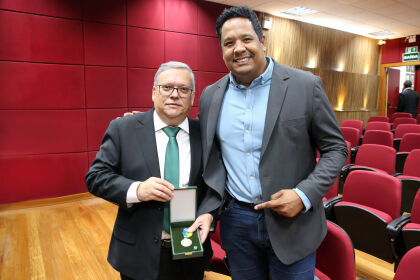 O superintendente da TV Assembleia, Jaime Neto, e o secretário-adjunto de Comunicação, José Marques, participaram da cerimônia de homenagem realizada pelo TRE-MT
