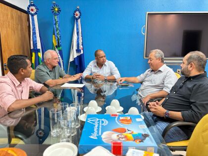 O deputado Juca do Guaraná anunciou os recursos aos representantes do município