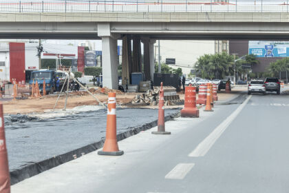 A Av. do CPA tem parte da pista interditada pelas obras do BRT. 